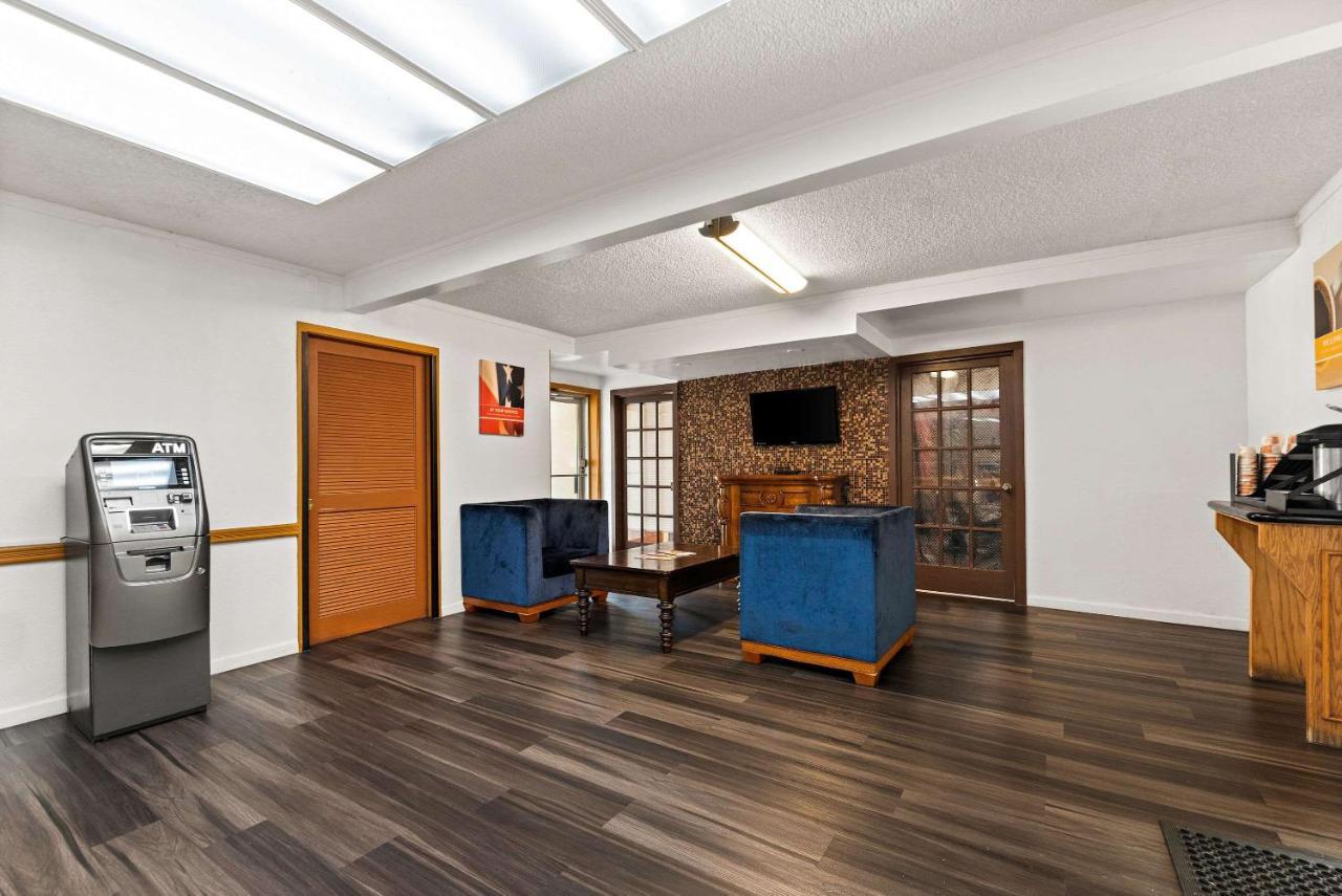 Rodeway Inn Brooklawn Buitenkant foto